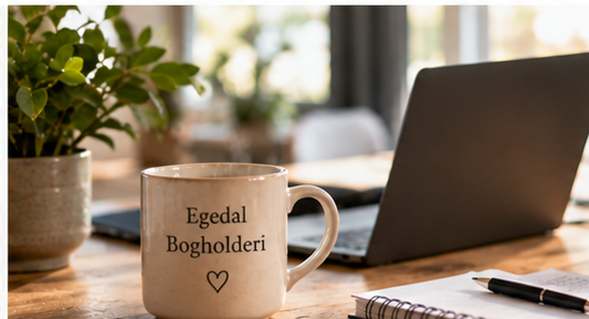 Illustreret skrivebord med kaffekop, computer og grønne planter